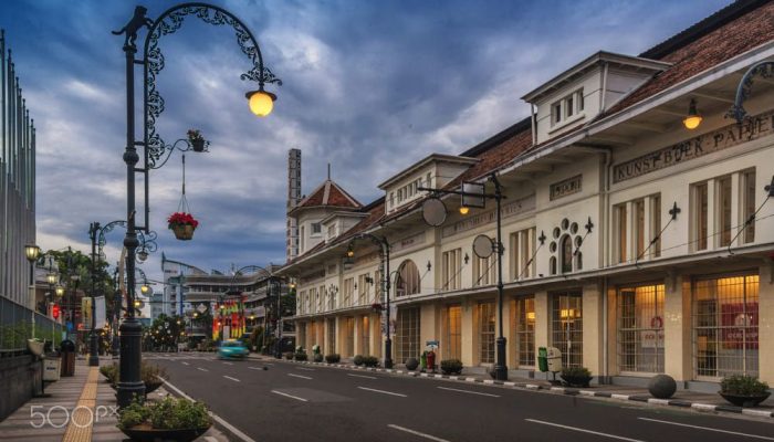 Bandung Geser Bekasi & Karawang: Kota Terkaya di Jawa Barat 2025