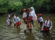 Anak-Anak Kampung Tanjung Bertaruh Nyawa Menyeberangi Sungai Cikarang demi Sekolah