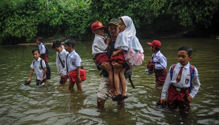 Anak-Anak Kampung Tanjung Bertaruh Nyawa Menyeberangi Sungai Cikarang demi Sekolah
