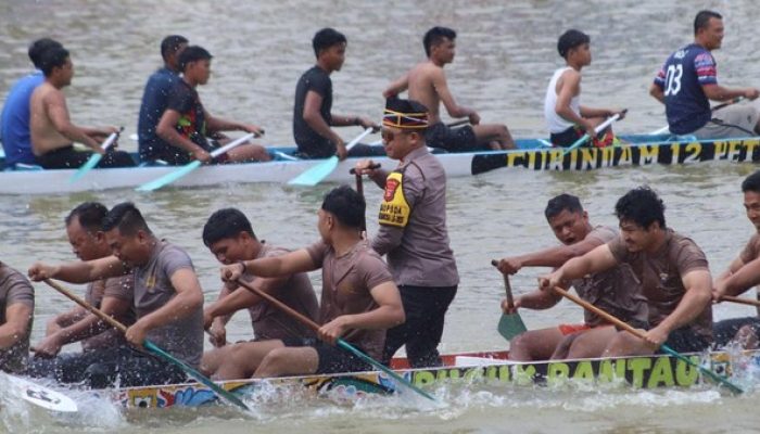 Kapolres Kuansing Turun ke Sungai! Jadi Timbo Ruang Jalur Bhayangkara yang Bikin Heboh
