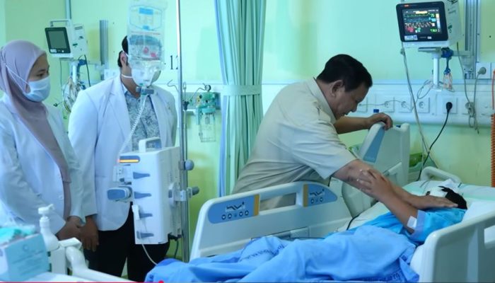 Presiden Prabowo Jenguk Korban Kecelakaan Mobil SPPG SDN Kalibaru 01 di RSUD Koja, Negara Jamin Perawatan Total