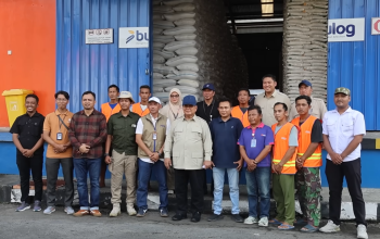 PRESIDEN PRABOWO Melaksanakan Amanah Konstitusi, Bersama Buruh Panggul Jadi Saksi Swasembada Beras