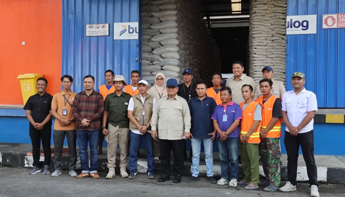 PRESIDEN PRABOWO Melaksanakan Amanah Konstitusi, Bersama Buruh Panggul Jadi Saksi Swasembada Beras